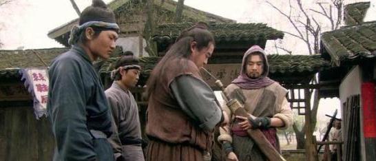 武松#水浒中锋利度第一的兵刃是哪个?斩将全是两段,杨志的刀只排第三