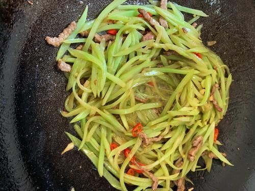 冬天,这菜天越冷越要多吃,简单炒一炒,营养极高,贵点也值了