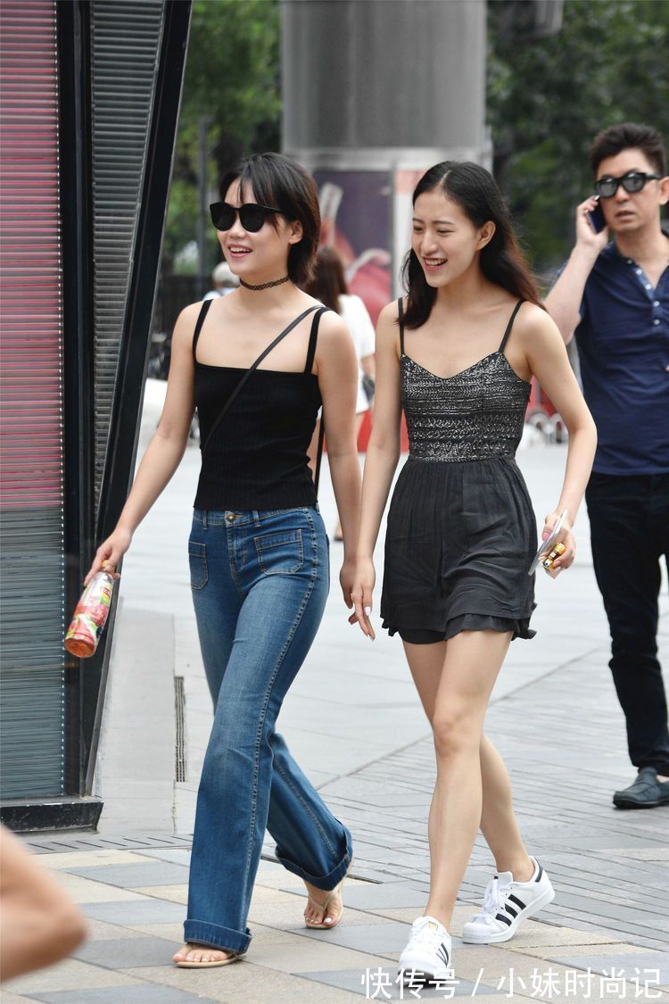 平底鞋 街拍:美女搭配牛仔短裤,白色半袖被掖在短裤里,身材更显高挑!