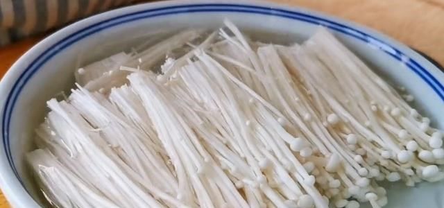 金针菇里面加3个鸡蛋，真的好吃，我家一周能吃3回，美味又营养