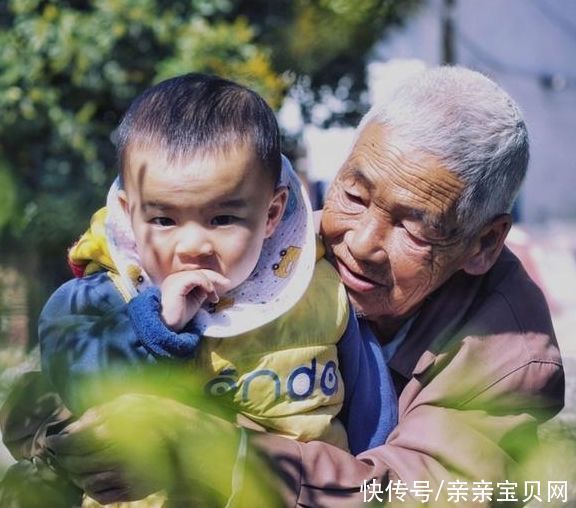 老人们|双胞胎女儿一个自己城里带,一个乡下奶奶带,4年后母亲悔不当初