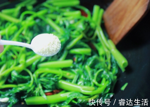 叶绿素|炒空心菜时总发黑，还出水？学会大厨这招，出锅又绿又嫩，很脆爽