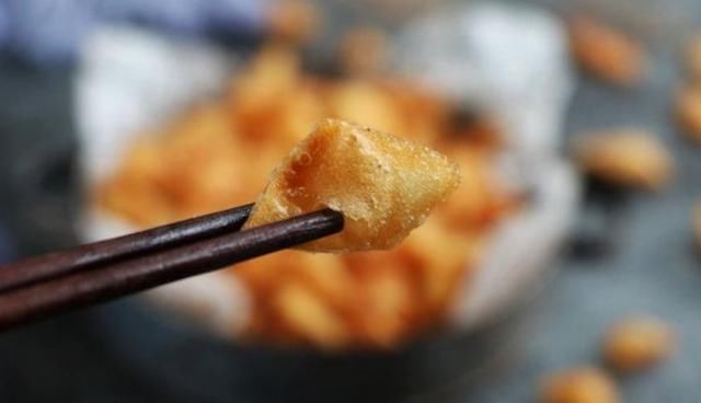 一张饺子皮，做出酥脆口感的小丁泡零食，又香又脆！