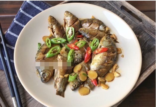 鲫鱼|饭店大厨:烧鲫鱼时,很多人做错了这2步,导致鱼肉不入味,还腥