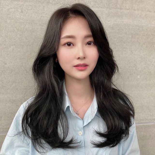 女人30岁别烫羊毛卷，太老气，有这10几款就够了