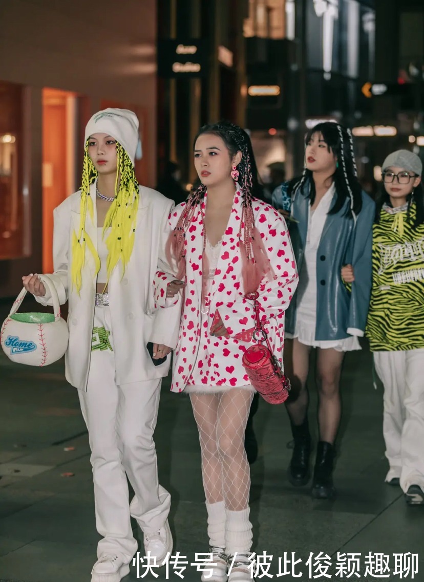 街头|冬天街头的时尚小姐姐们,对穿搭还是很有一套的