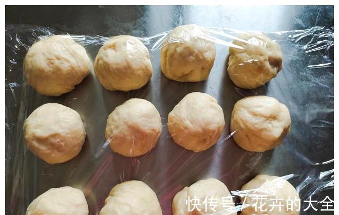 面团|像云朵一样软的牛奶面包，不加一滴水，奶香浓郁又香甜