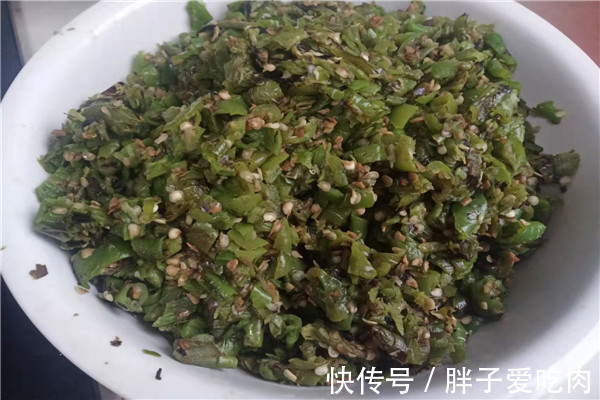 在家自做青椒酱，做法简单，颜色翠绿不发黄，好吃方便