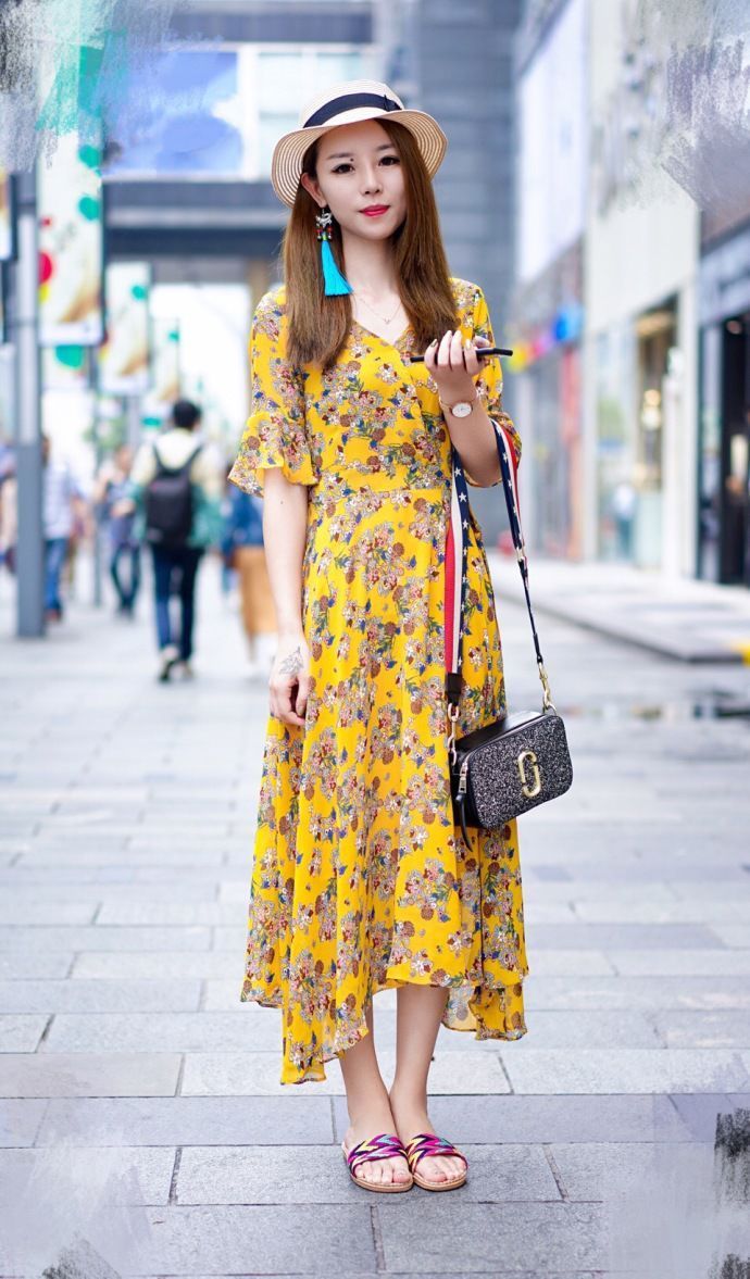 美女小姐姐身穿碎花裙颜色亮丽,时尚又显大气