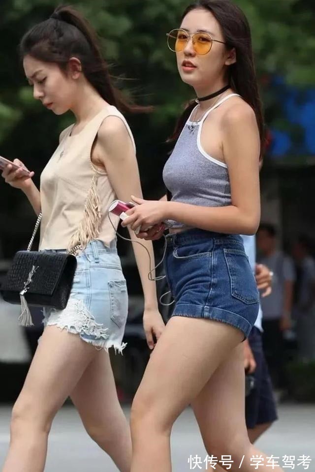 轻熟 牛仔打底裤搭配性感灰色上衣,穿出时尚与高级,打造各种穿搭技巧!