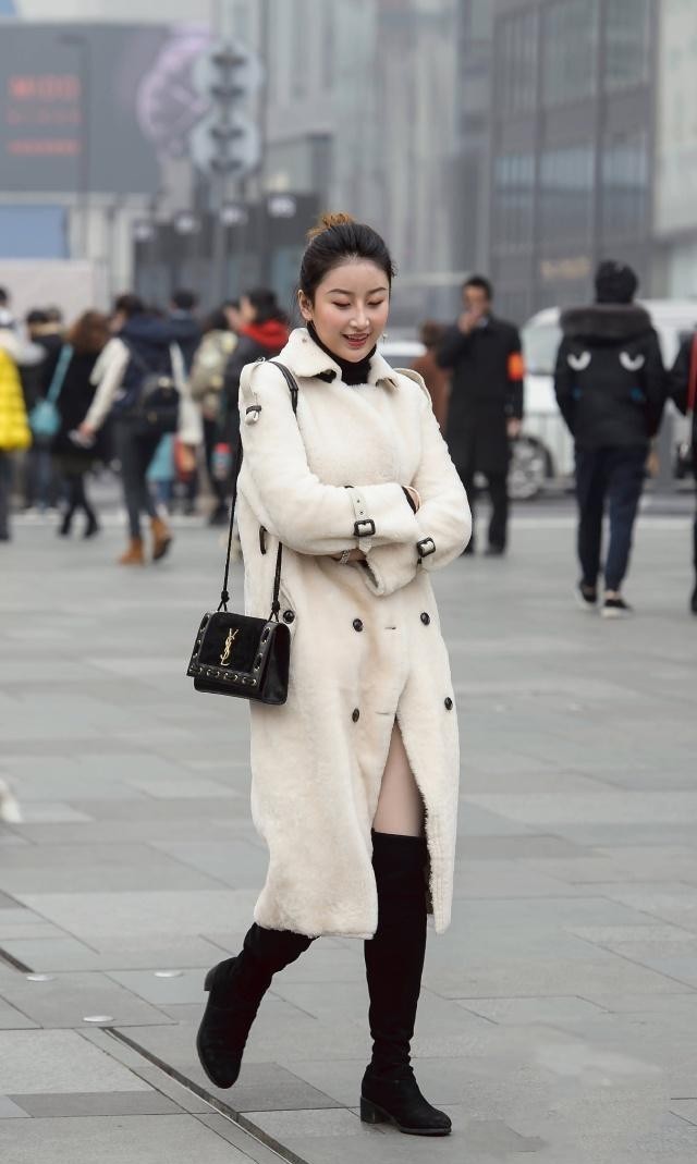  时尚|街拍性感动人的紧身打底裤美女，更能突显出身材修长显得更加时尚