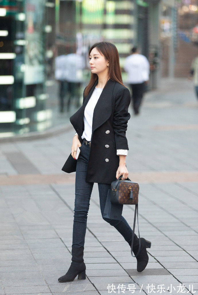 特性|简约优雅的印花连衣裙，即符合小姐姐的年龄，又体现自己的特性