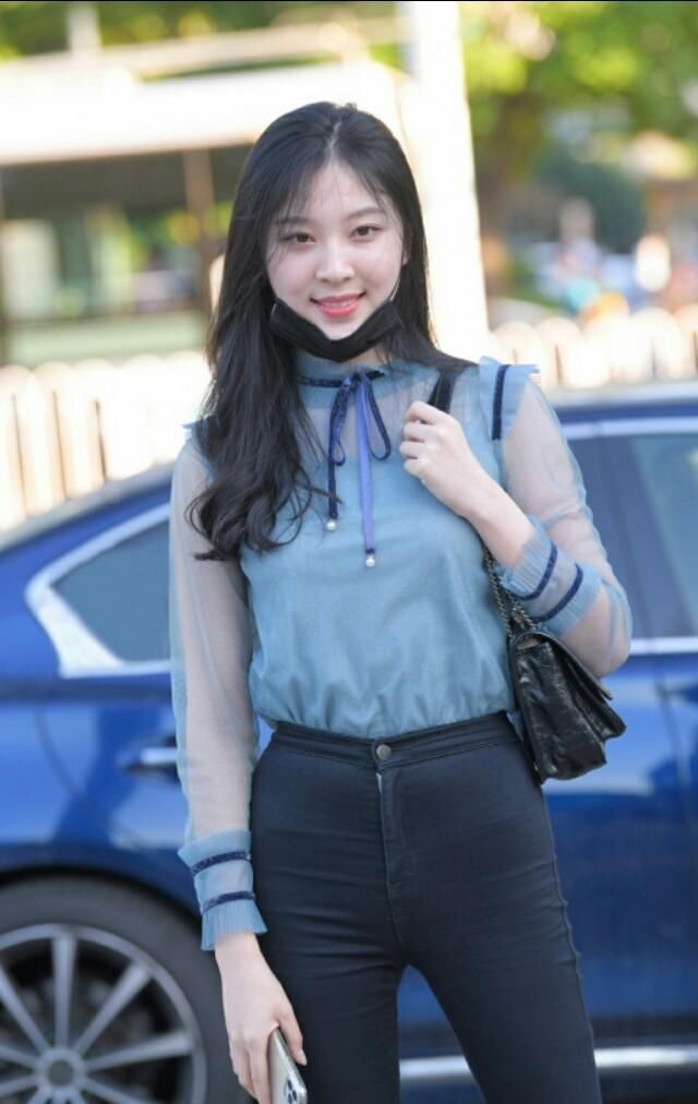 街拍蓝色T恤搭配深色牛仔裤,时尚魅力无法阻挡