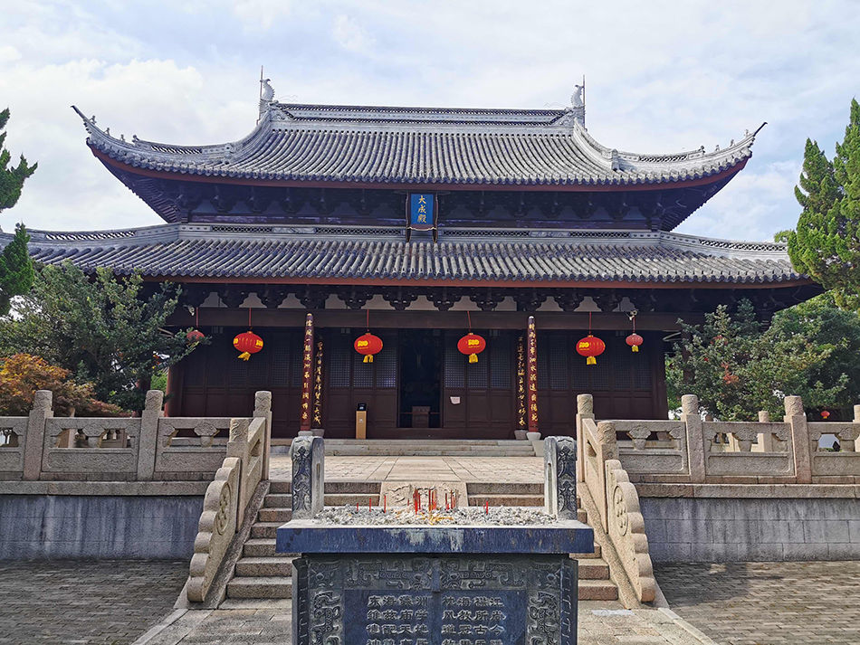 大成殿|游客扔钱祈愿致孔子授道像似“斗地主”，崇明博物馆已有举措