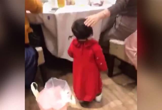 小辫辫|宝宝天生“自来熟”,在饭店推开一个包房就进去,网友萌翻了