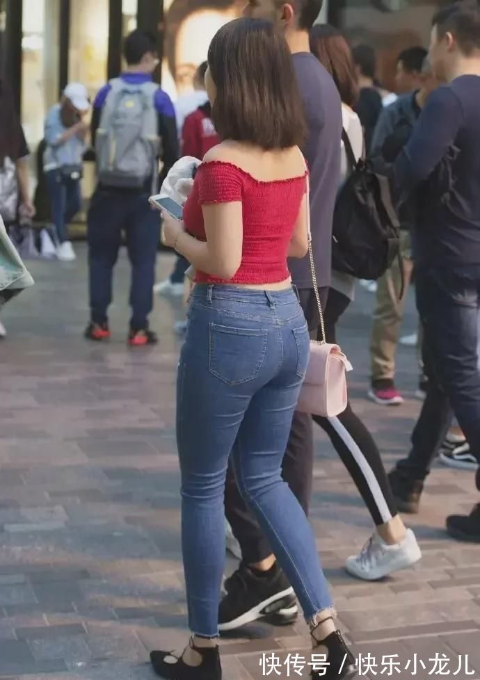 紧身牛仔裤 小姐姐穿紧身牛仔裤休闲又显瘦,展现时尚气质,个性十足