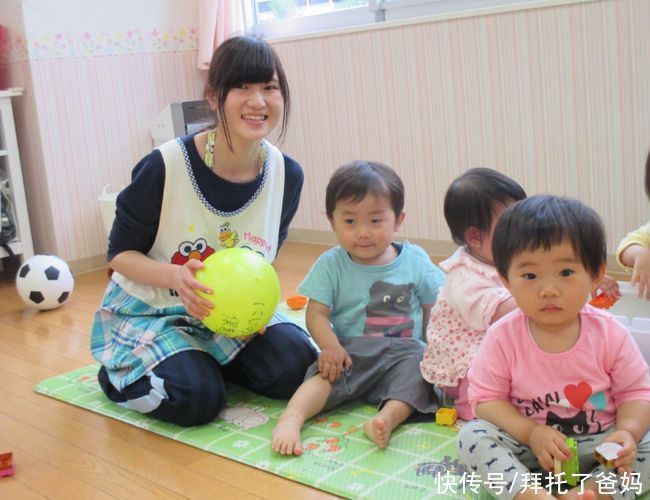 孩子们|幼儿园午睡起床后,老师和孩子在忙什么?不是在穿衣叠被