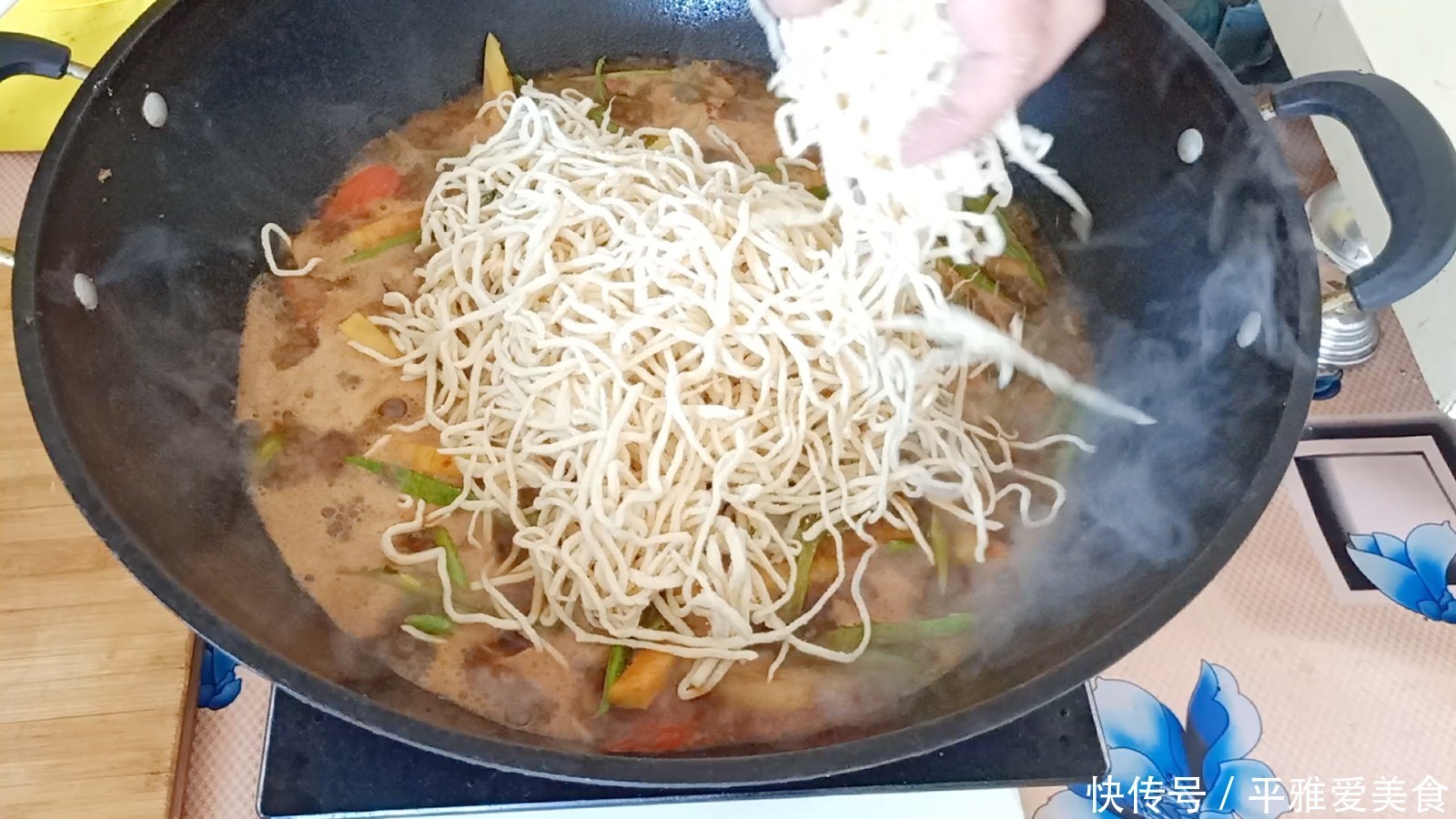 是用|饭店的铁锅焖面好吃,原来都是用的此技巧,以前真的是做错了