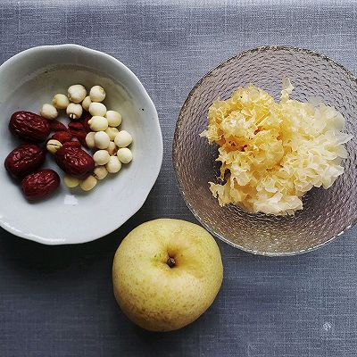  银耳莲子雪梨羹