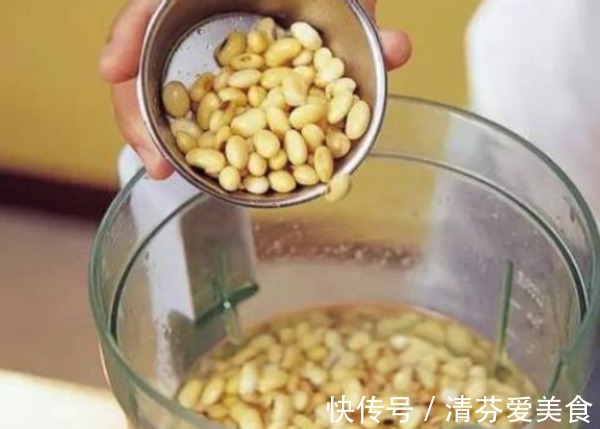 植物|家里常备这3种水溶液,养绿萝吊兰、发财树,个个枝繁叶茂根壮