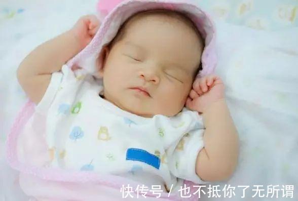 神经系统|新生儿为什么偏爱“投降式睡姿”,需要纠正吗很多家长做错了