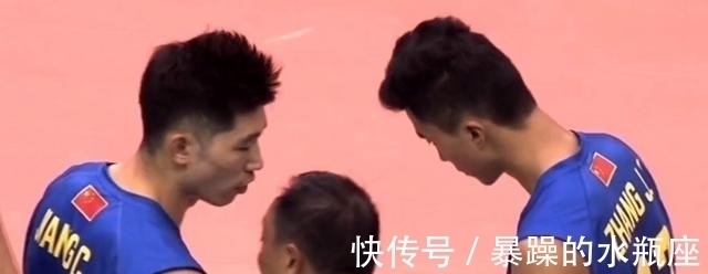 中国男排|3-0!中国男排双喜临门:铜牌+世锦赛门票,相拥庆祝,江川稳定