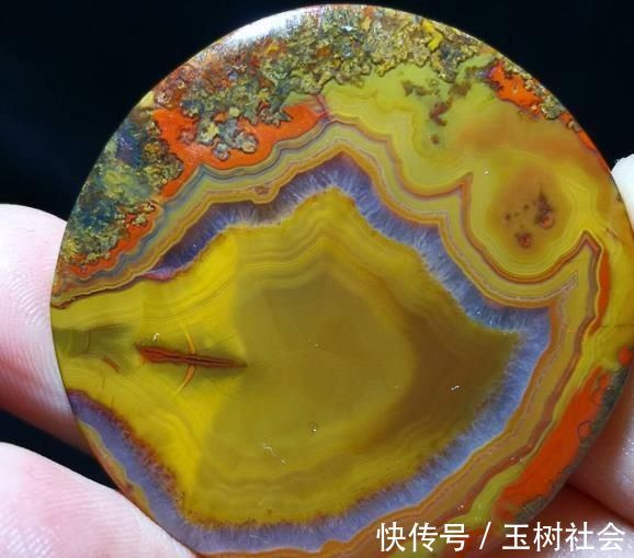 籽料#大自然奇石是珍贵的艺术品,质朴与美丽共存,形状颜色怪异价值高