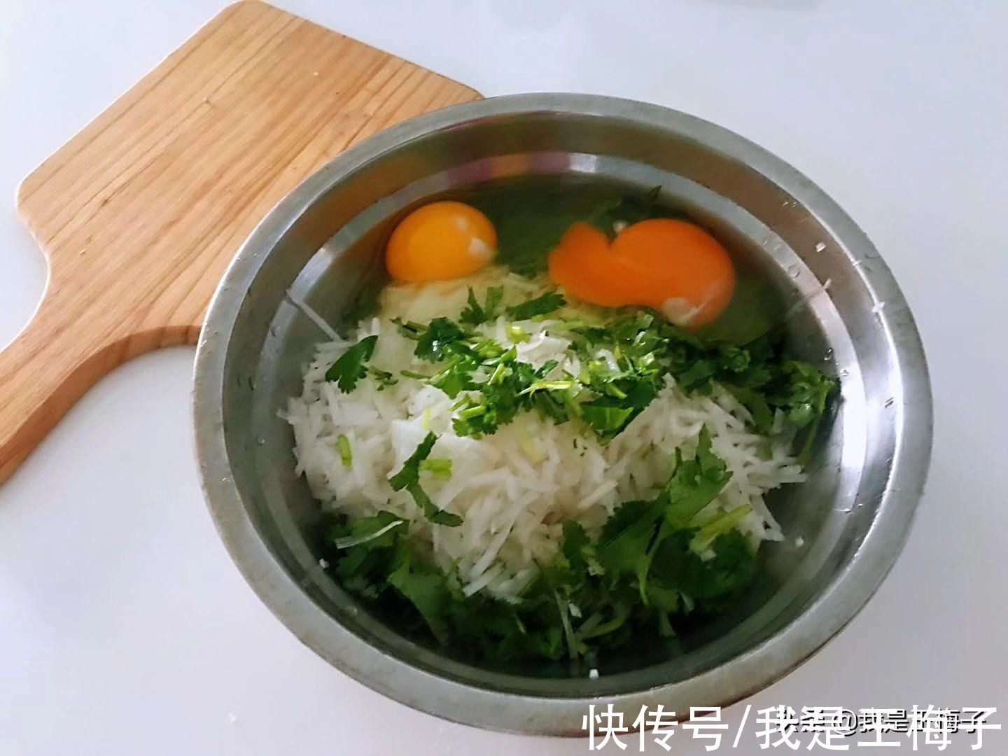 天冷了,吃土豆山药不如吃萝卜,炸成丸子特香,比肉还美味