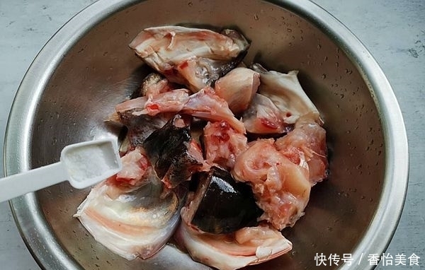 这菜简单，腌一腌，焖一焖，热乎乎地上桌了，鲜香下饭