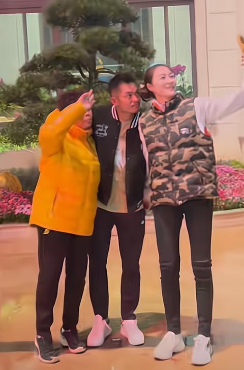 中国羽毛球队|夫妻恩爱如初!过年林丹亲自下厨做饭,搂着媳妇谢杏芳大秀恩爱