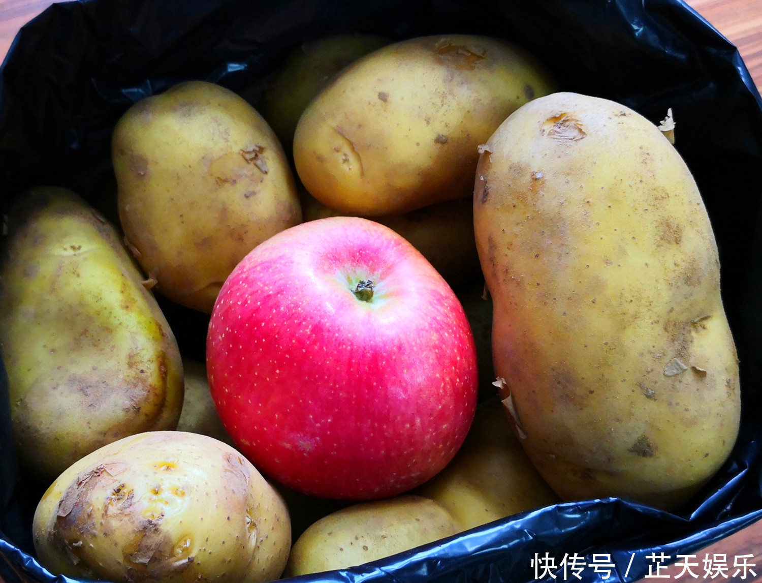 刚知道,保存土豆竟这么简单!3个土方法,放半年不变绿不发芽