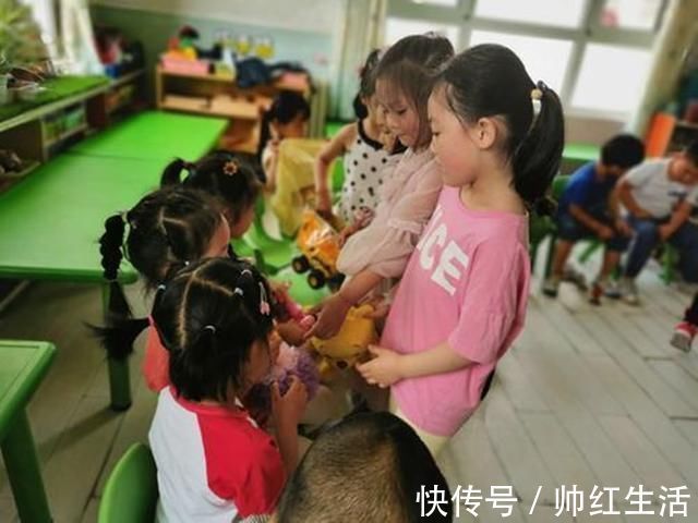 蛋糕|孩子的东西被抢,是该让娃“谦让”还是抢回来?家长别做糊涂事