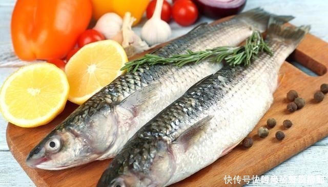 鲜嫩|腌鱼时,加盐腌制是大错,教你正确做法,鱼肉质鲜嫩,没一点腥味