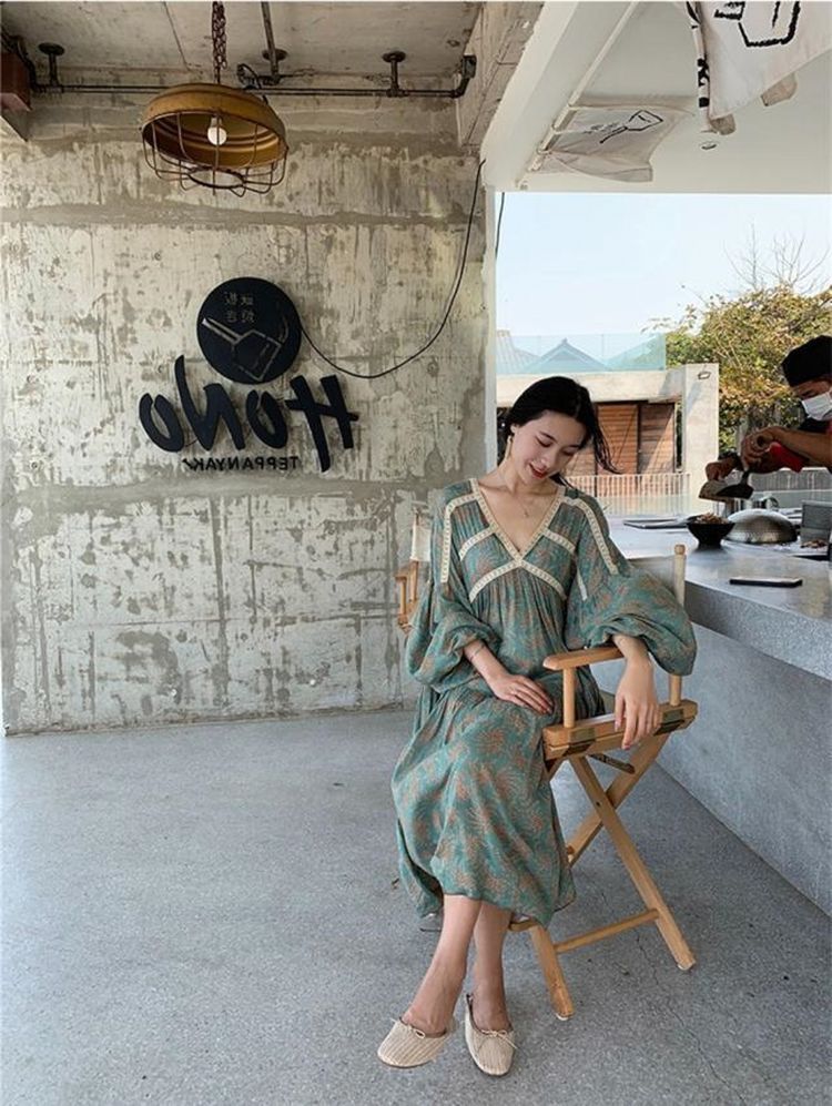 街拍|街拍:一字领上衣搭配半身裙,简直是完美的组合