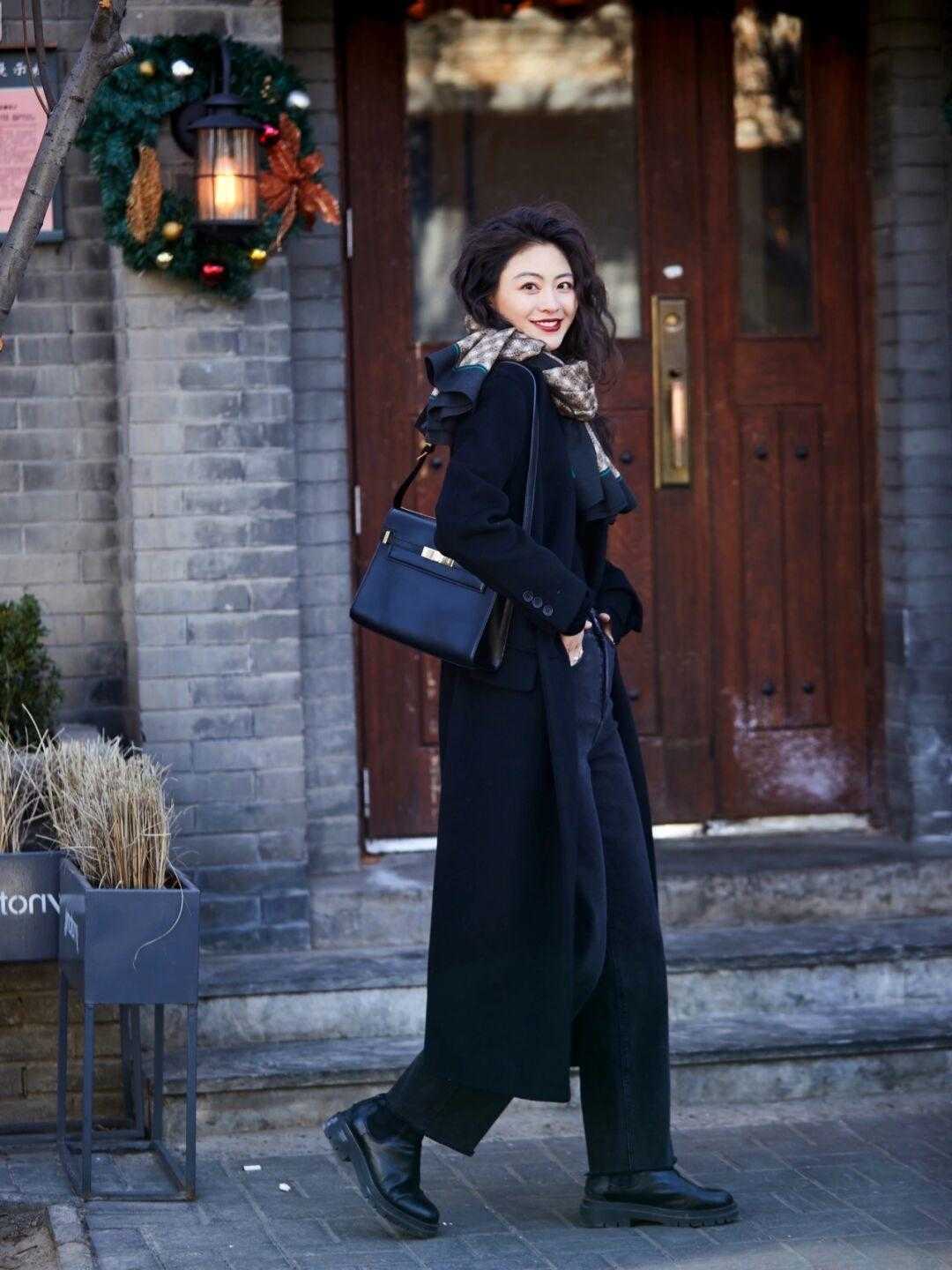 修身裤|今年别在穿“修身裤+长靴”,九分阔腿裤+紧口靴,才是最时髦