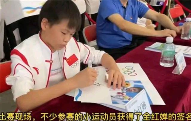 广州体育职业技术学院|全红婵回母校却意外“写作业”!红姐越写越多,14岁天才无奈了