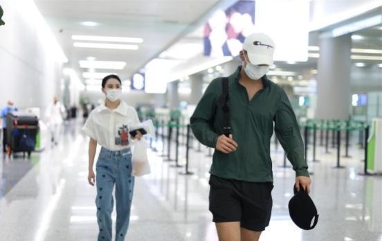 牛仔裤|何超莲才是名副其实的名媛,穿白色衬衫搭配高腰牛仔裤,高贵大气