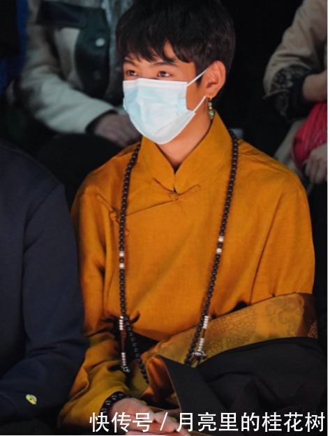 丁真首次亮相上海时装周,身穿民族服饰看秀,献花设计师