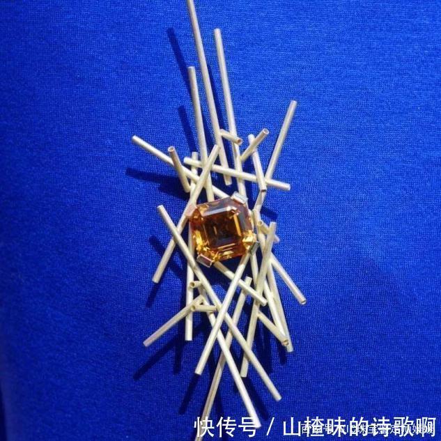 胸针是冬季服饰必备的点缀,但有两个关键点要考虑,你选对了吗