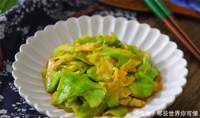 炒包菜时,别直接下锅,学会这一招,包菜鲜嫩爽脆,百吃不厌