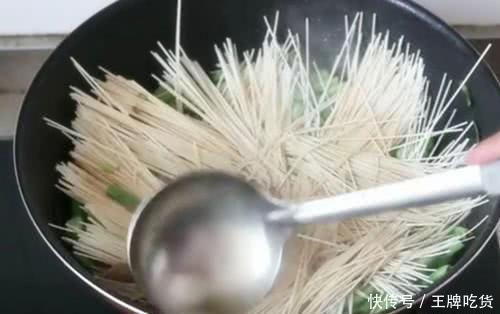 全家|面条可不要再水煮了,不如试试这做法,全家抢着吃,五分钟出一锅