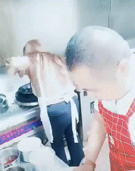 |搞笑GIF：大金毛估计是湖南的，四川重庆吃红辣椒，湖南就爱青椒