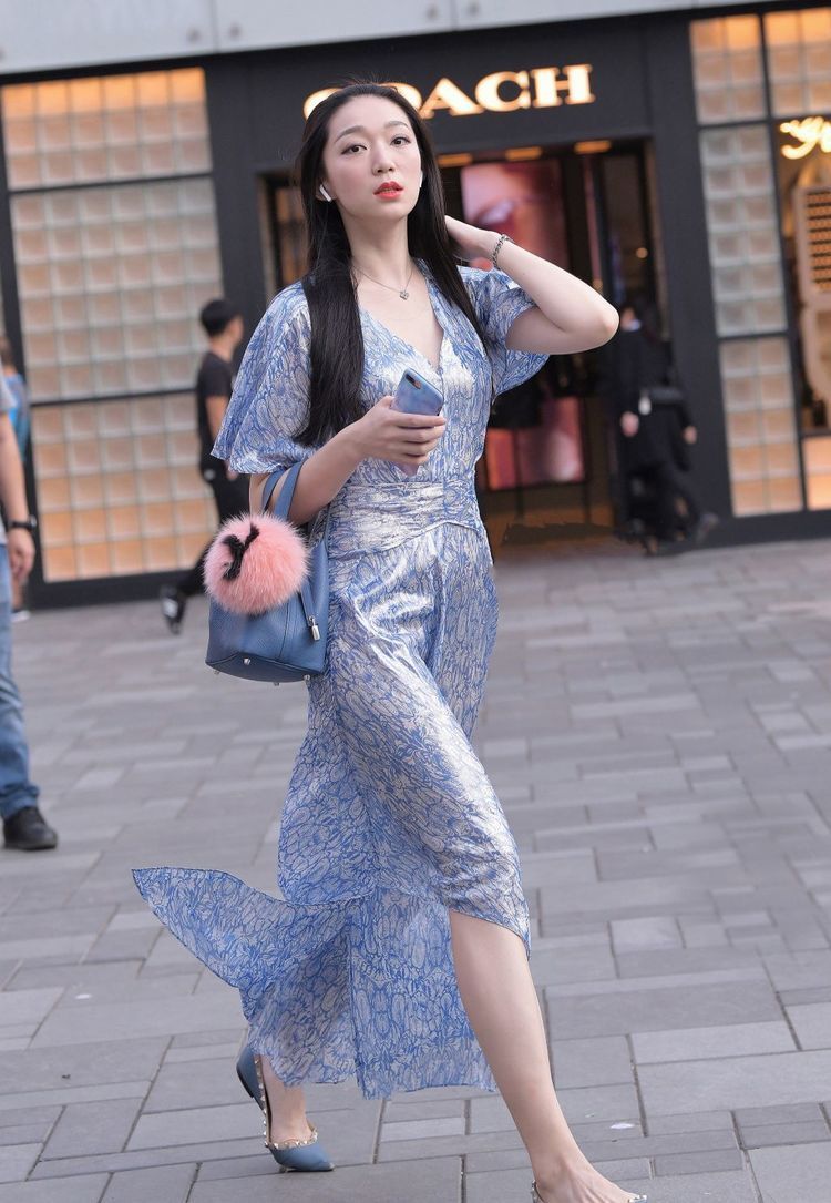 街拍:小美女如此搭配,魅力十足,真是惊艳众人