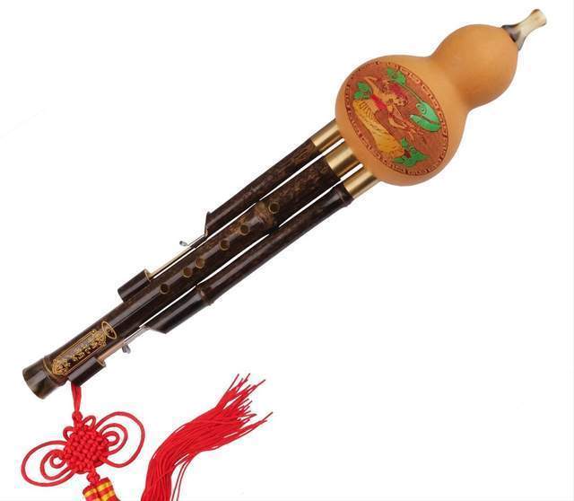 浙江|浙江一小男孩火了，强制给狗子吹葫芦丝，妈妈拍下了搞笑的瞬间