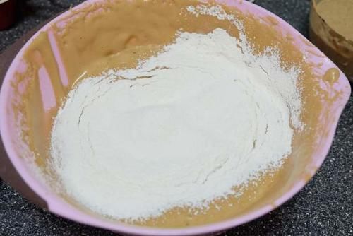  香甜软糯的红枣红糖蛋糕，做法简单容易上手，是女人的福音