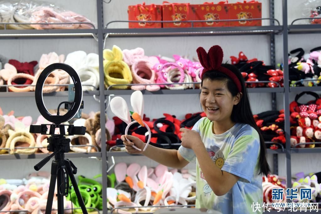 河北白沟：直播“带火”电商销售