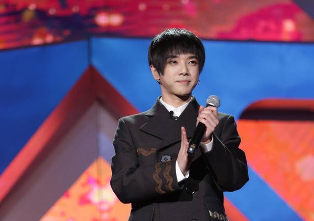 宣布刘柏辛和华晨宇票数时, 周深表情惊讶, 毛不易的反应更真实