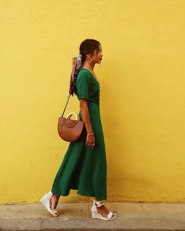 草编包 完爆小白鞋!这双神仙凉鞋跪求你买,巨显腿长