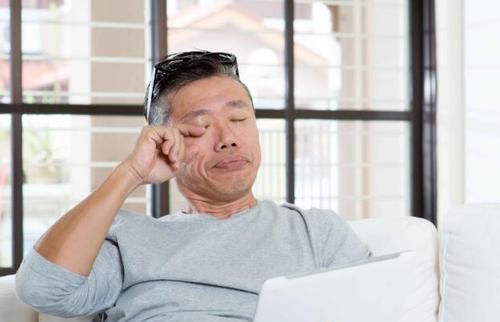 疾病|引发中风的4个诱因，需留意！中风来临前，身体会发出4个信号！