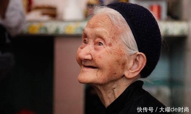 长寿的老人,年轻时睡前有4个好习惯,若坚持1、2个,长寿喜欢